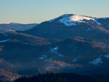 Ormanla kaplı dağlarla kaplı güzel bir manzara. kış dağı