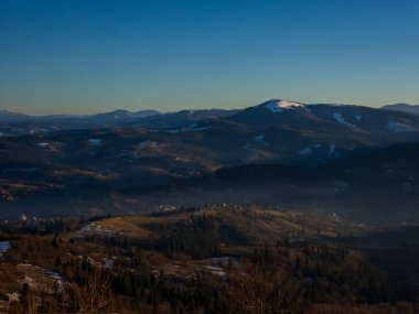 Akşam ışığında bir sürü bulutla dolu güzel dağ manzarası.