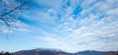 Karla kaplı güzel kış manzarası - dağlarla kaplı