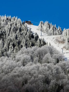 Ski lift kışın dağlarda