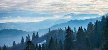 Dağları ve bulutları olan güzel bir manzara