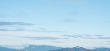 Dağlarda dağları olan güzel bir manzara.