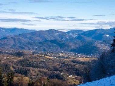 Köydeki kış manzarası. güzel dağ sırası.