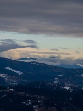 Dağlarda karlı bir manzaranın güzel bir görüntüsü