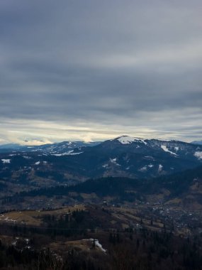 Karla kaplı ağaçlarla kaplı güzel kış manzarası