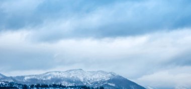 Kış dağı manzarası. karla kaplı dağ zirveleri.