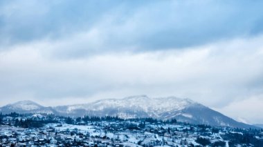 Karlı ve dağlı güzel kış manzarası