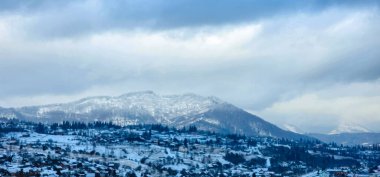 Kışın karla kaplı dağlar