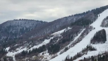 Kış zamanı dağların güzel manzarası