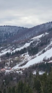Kışın karlı bir dağ köyünün güzel kış manzarası