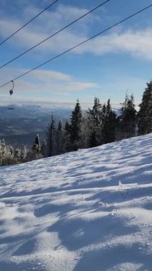 Dağlardaki güzel kış manzarası
