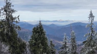 Karla kaplı dağlarla kaplı kış manzarası
