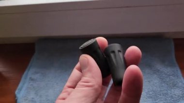 Adamın eli siyah bir düğme tutuyor.