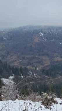 Karlı dağlarla güzel kış manzarası