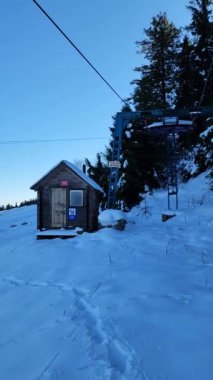 Kayak asansörü ve dağın tepesinde kar..