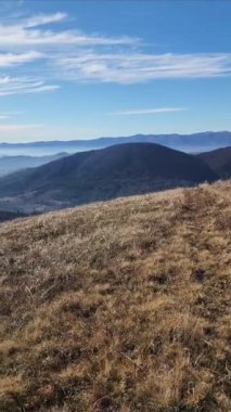 Dağ sırası olan güzel bir manzara.