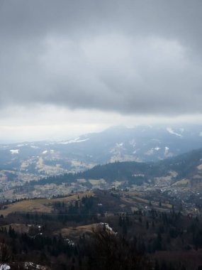 Karpat Dağları 'nın manzarası Bulutların yüksekliğinden