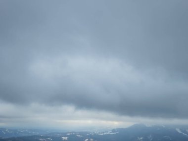 Kışın bir dağ sırasındaki bulutlar