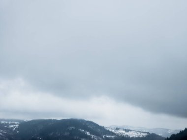 Dağlarda dağları olan güzel bir manzara.