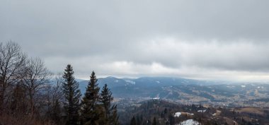 Dağların tepesinden manzara.