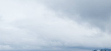 Beyaz bulutlu mavi gökyüzü arkaplanı