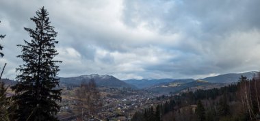 Kışın dağlara ve bulutlu gökyüzüne bak.