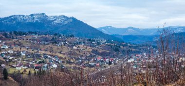 Kış dağlarındaki köy
