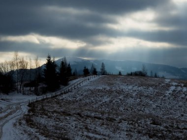 Dağları olan güzel bir manzara