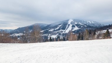 Dağlarda kış manzarası