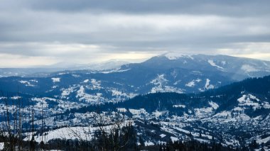 Kışın dağların tepesinden bir manzara..