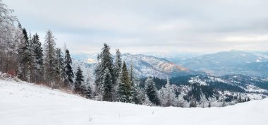 Güzel kış manzarası. kar ve dağlar.