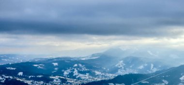 Karla kaplı köknar ormanlarıyla kaplı kış dağı manzarası