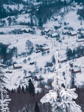 Köydeki Karpat Dağları 'nın kış manzarası