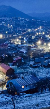 Karla kaplı dağlarla kaplı kış manzarası