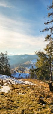 Karla kaplı bir dağın güzel bir görüntüsü.