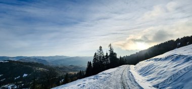 Kış mevsiminde Karpat Dağları 'ndaki dağ manzarası