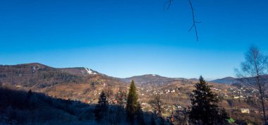 Dağ köyünün kış manzarası