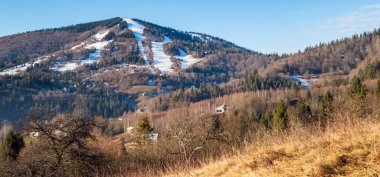 Kışın dağ yamacı