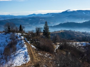Karpatlar 'da kış. Dağlar karla kaplı..