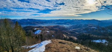 Dağlardaki güzel dağ manzarası