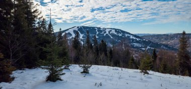 Karlı ve dağlı güzel bir manzara.