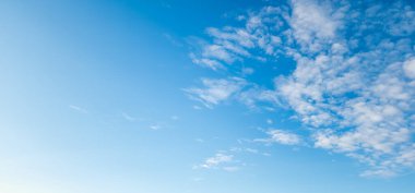 Mavi gökyüzündeki bulutlar.