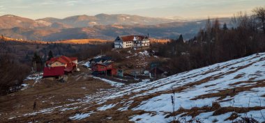 Karpatlar 'ın dağlarında kış manzarası