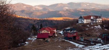 Sonbahar mevsiminde Karpat Dağları Köyü