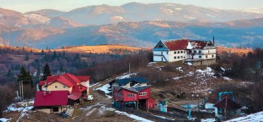 Karpatların köyü. Dağlarda sonbahar. Ukrayna Karpatlarının dağlarındaki papava köyü.