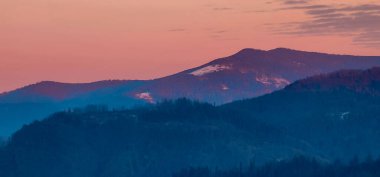 Dağlarda güzel bir gün batımı