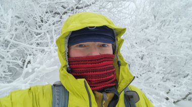 Kışlık ceketli adam kalın karla kaplı..