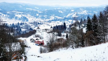 Kış manzarası güzel bir kış dağ köyüdür. Karpat Dağları. ukraine.