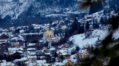 Karla kaplı dağlarla kaplı kış manzarası