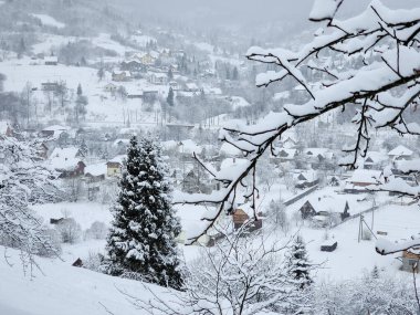 Dağlarda bir köyle kış manzarası